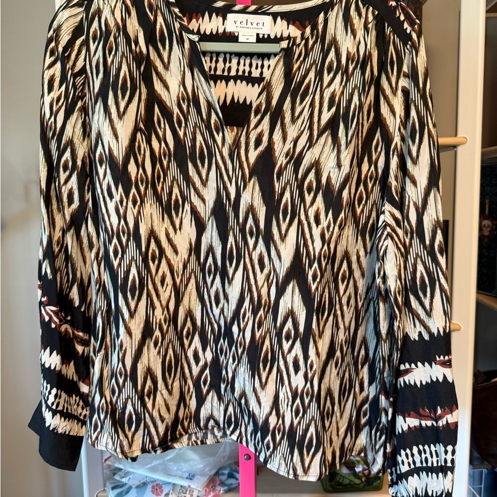 Velvet  by Graham and Spencer  Black and Cream Patterned Top size medium NWOT
